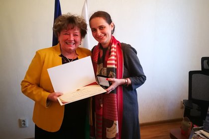 Посланик Йорданка Чобанова връчи отличие от Министерството на образованието и науката на Република България